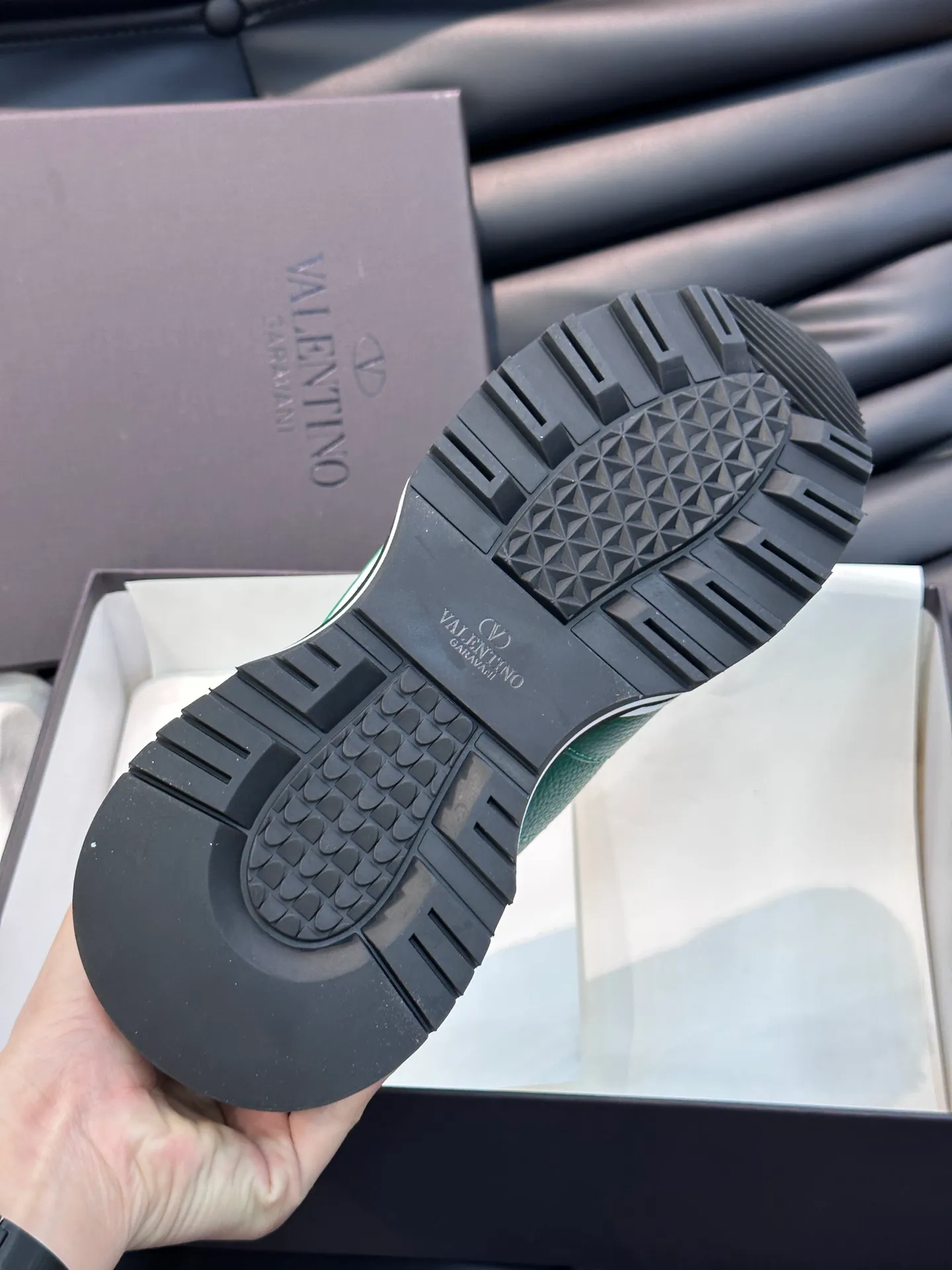 P540💰 Product trademark: VALENTINO "Valentino" Regular size: 38-44 [45 customized] Product material: Warren men's casual sports shoes, made of imported first-layer cowhide, with brand emblem on the tongue, rivet rubber outsole, non-slip, wear-resistant and shock-absorbing, cowhide lining foot pads, comfortable and breathable, with original box packaging equation bag!